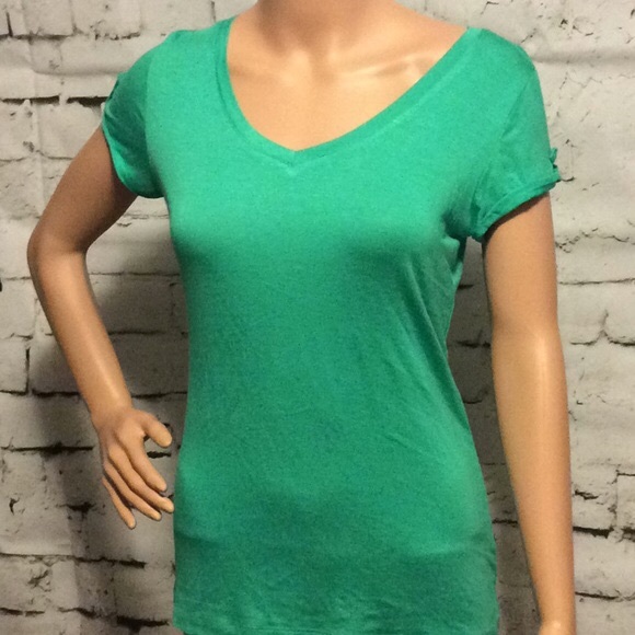 Tops - 🌻 • Host Pick🎉🎉 Sexy Form Fitted Blouse • 🌻